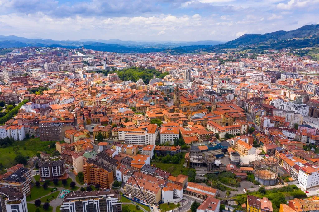 Widok z lotu ptaka na miasto Oviedo z budynkami i krajobrazem, Asturia