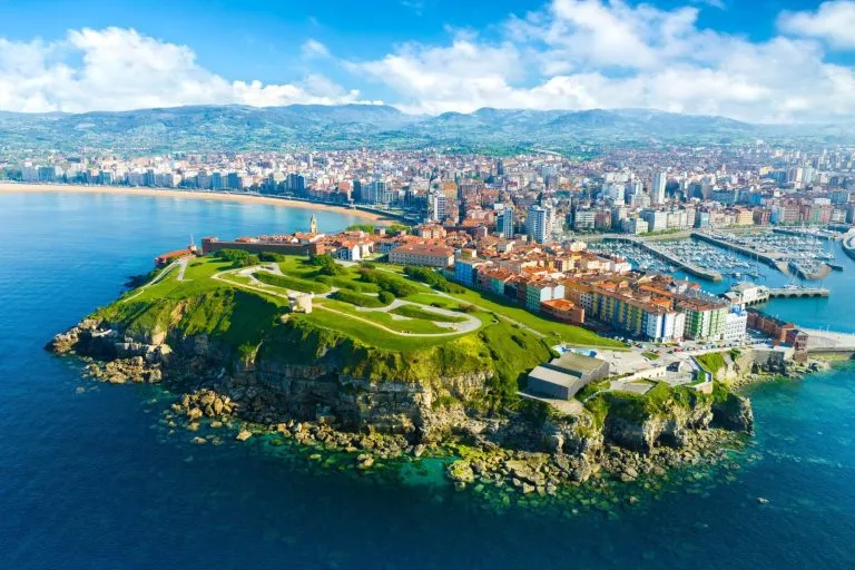 Flyfoto av byen Gijon i Asturias, Spania.