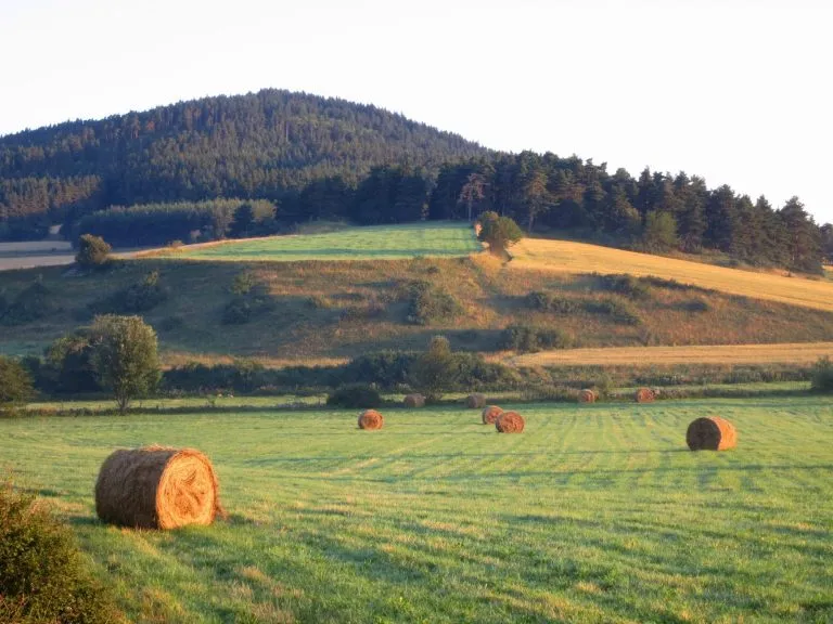 Landwirtschaftliche Felder entlang des GR 65, Via Podiensis, auch bekannt als Le Puy Route, in Südfrankreich. Französischer Teil des Jakobsweges.