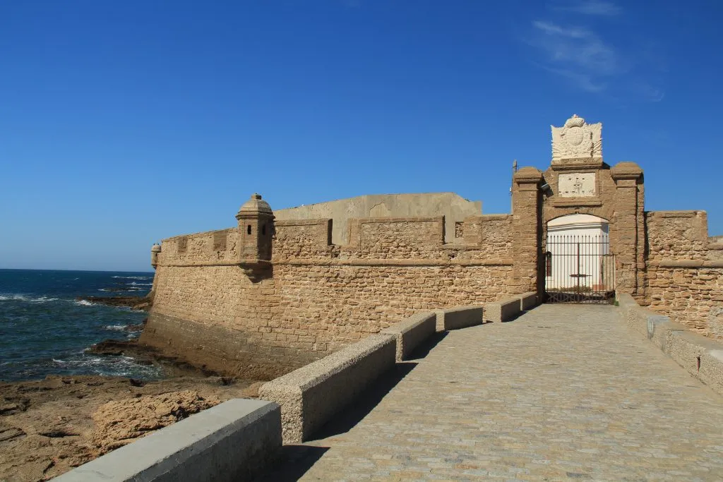 Zamek San Sebastian, ufortyfikowana twierdza w Kadyksie w Hiszpanii.