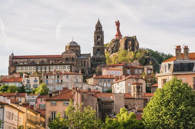 Catedral y estatua de Nuestra Señora de Francia Puy en Velay