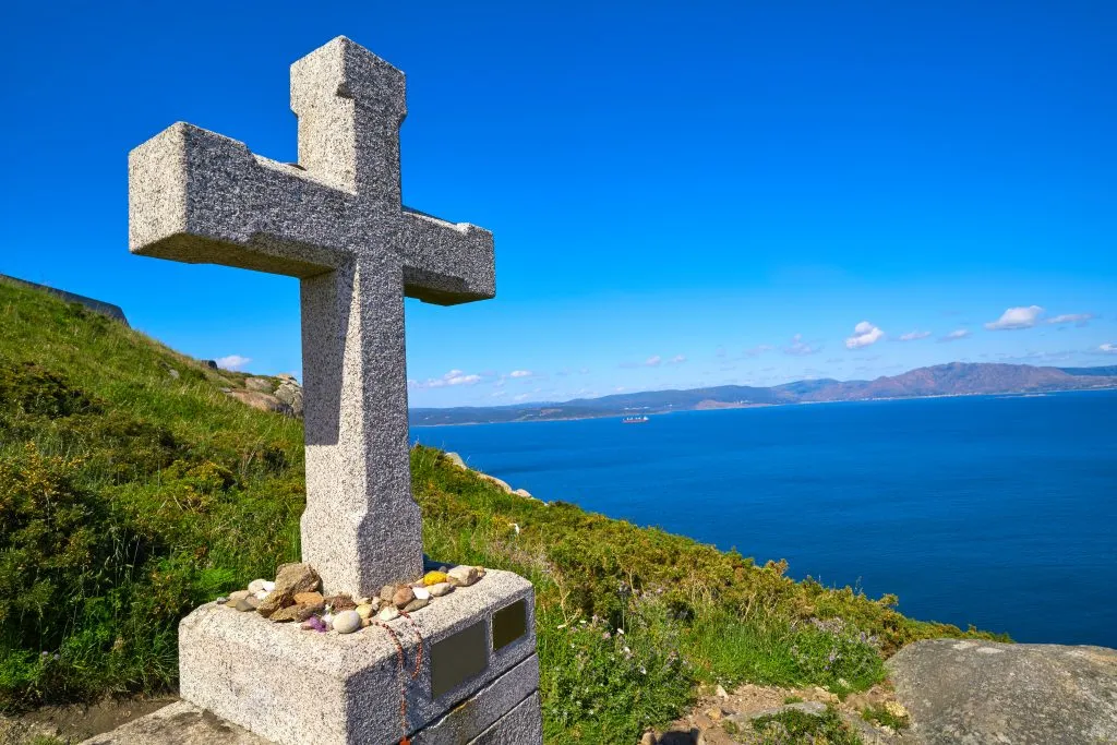 Krzyż na końcu Drogi Świętego Jakuba w Finisterre w Hiszpanii