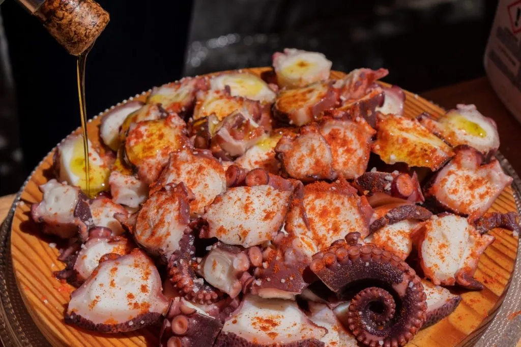 Pulpo a Feira, tyypillinen galicialainen resepti mustekalan keittämiseen.