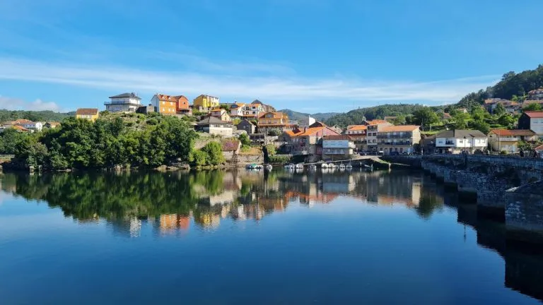 Nydelig utsikt over Caldas de Reis, Galicia, Spania