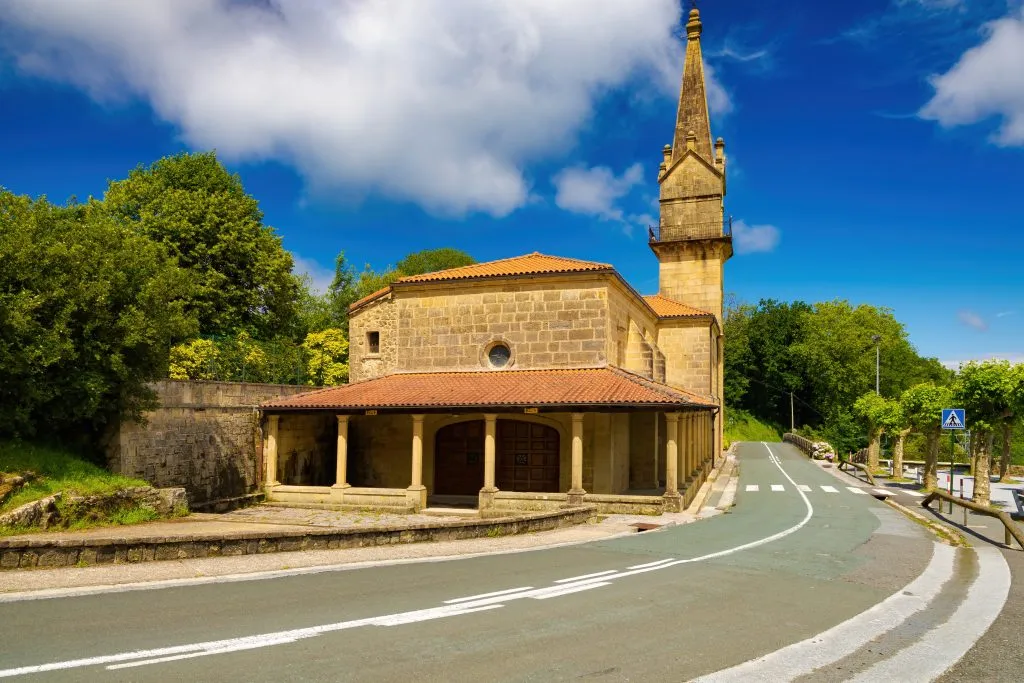 Pohled na svatyni Panny Marie Guadalupské, Hondarribia, Euskadi, Španělsko