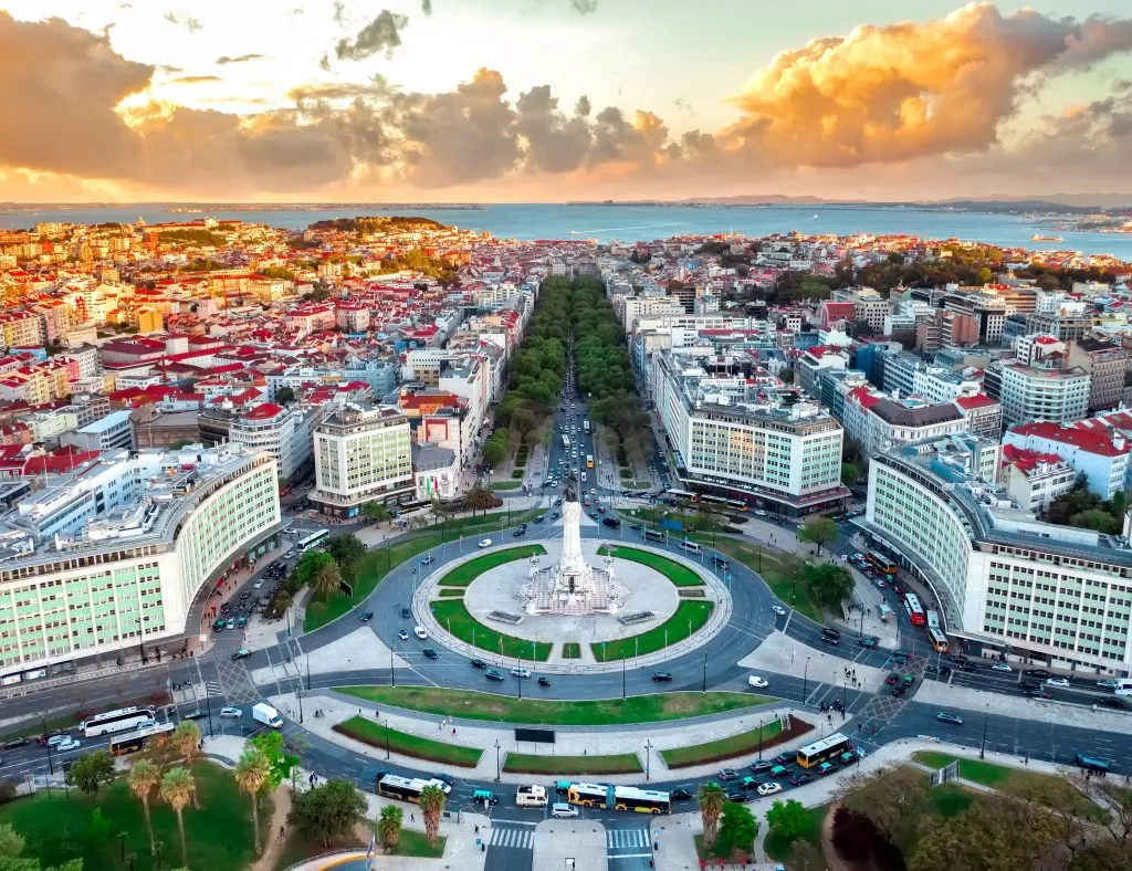 Lizbona panorama z lotu ptaka europejskie miasto widok na pomnik na placu Marques Pombal, zachód słońca poza skrzyżowaniem portugalia