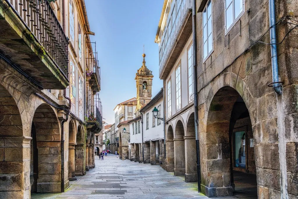 Wąska uliczka na starym mieście w Santiago de Compostela, Galicja, Hiszpania.