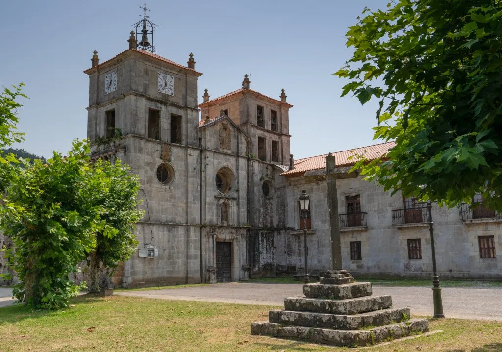 Stary klasztor Cornellana, punkt orientacyjny na szlaku Camino de Santiago między Grado i Salas, Asturia, Hiszpania