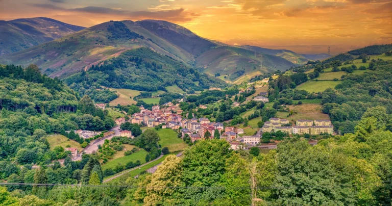 Panoramatický pohled na Pola de Allande v Asturii, Španělsko.