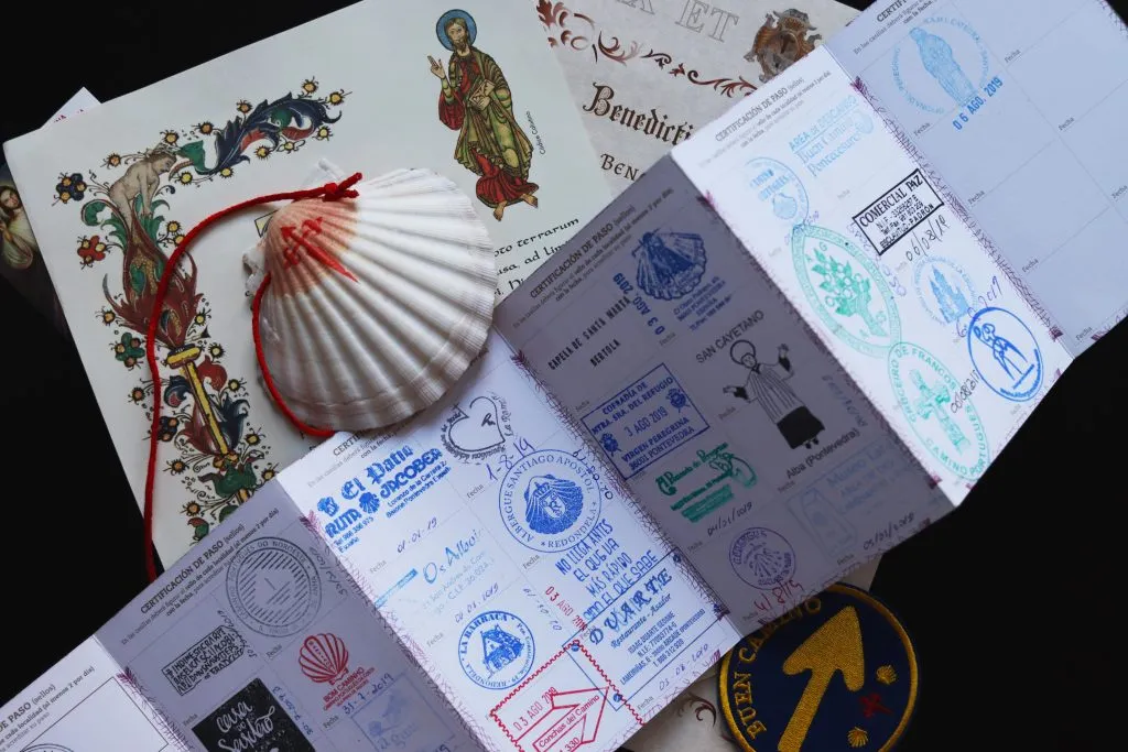 Rzeczy osobiste pielgrzyma - paszport pielgrzyma z pieczęciami, muszla, certyfikat ukończenia pielgrzymki