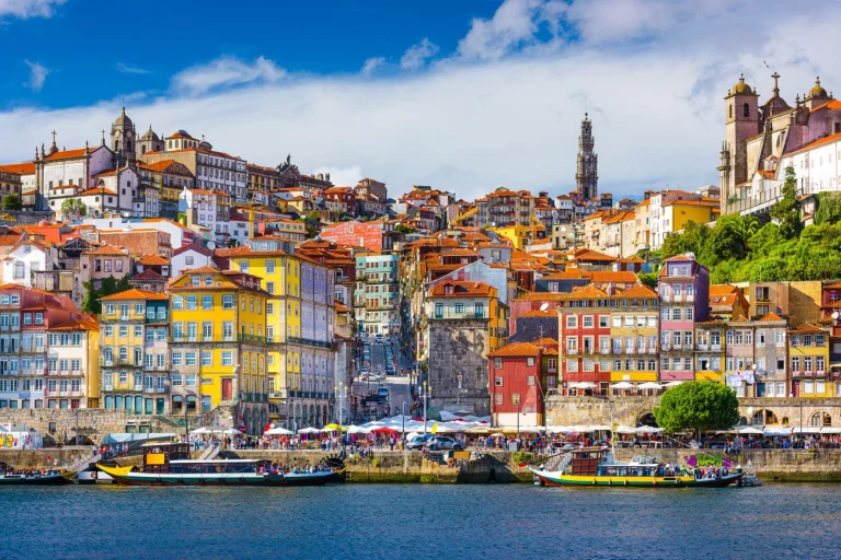 Porto, Portugal Gamlebyens silhuett ved elven Douro