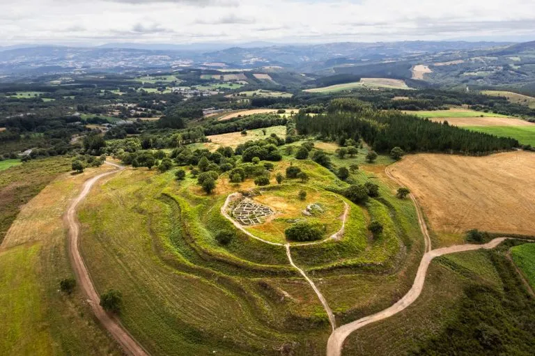 Rester av Castro de Castromaior, et viktig arkeologisk område i Galicia, Spania.