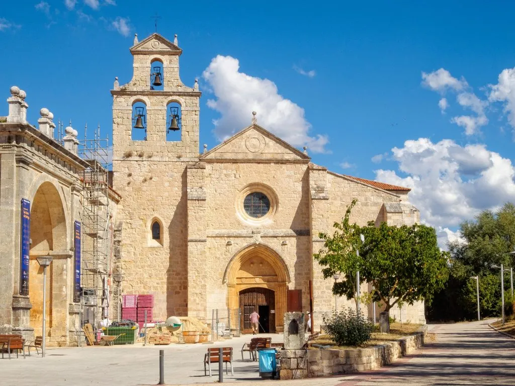 Fasada i dzwonnica kościoła - San Juan de Ortega, Kastylia i León, Hiszpania