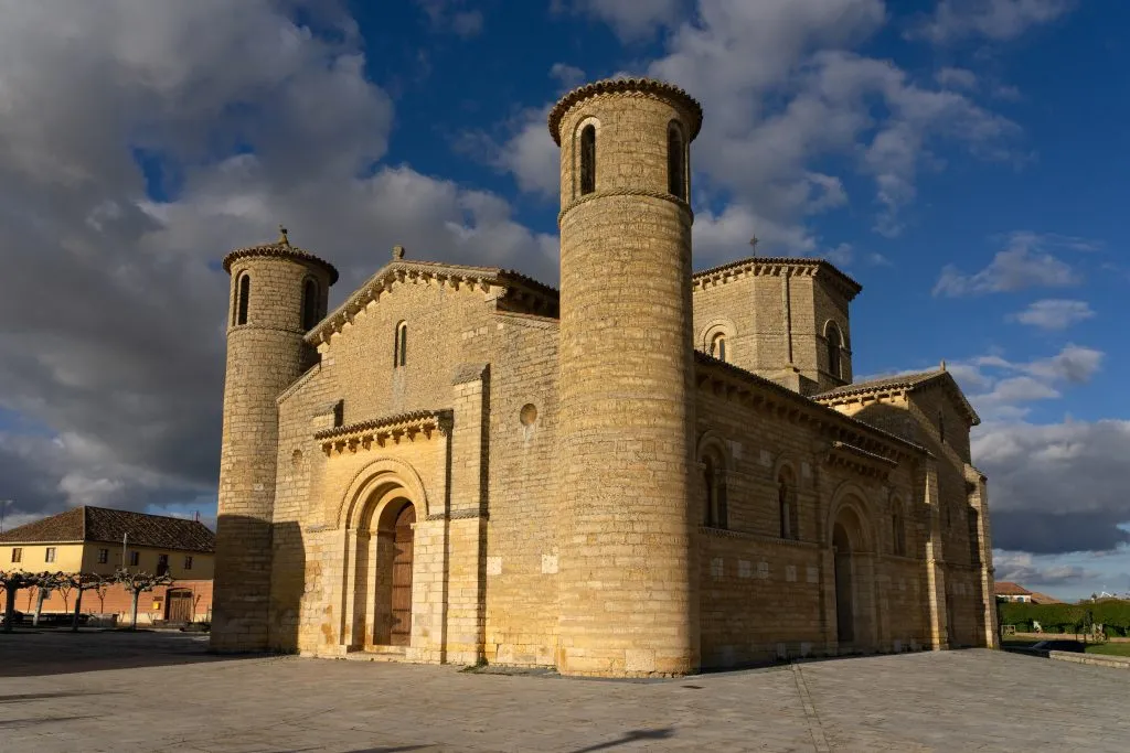 Romański kościół San Martin de Tours we Fromista o zachodzie słońca, Palencia, Kastylia León, Hiszpania.