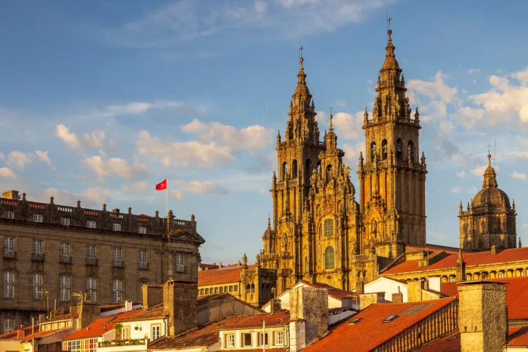 Kathedraaltorens van Santiago de Compostela Close Up met zonlicht op de gevel en betegelde daken La Coruña Galicia
