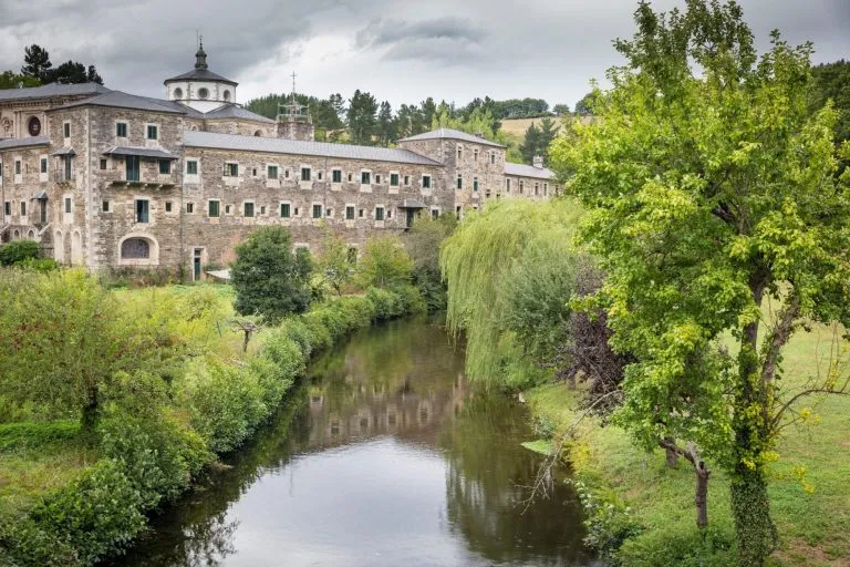 Sarria-joki lähellä San Xulian de Samosin luostaria, Lugon maakunta, Galicia, Espanja.