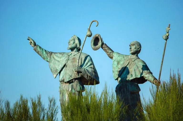 Statue av pilegrimer i utkanten av Santiago de Compostela i Galicia, Spania.