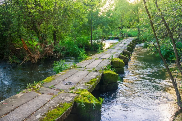 Каменный пешеходный мост через реку Умия