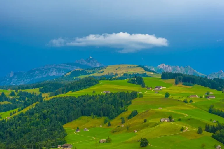 Burzowe chmury nad szwajcarską wsią x