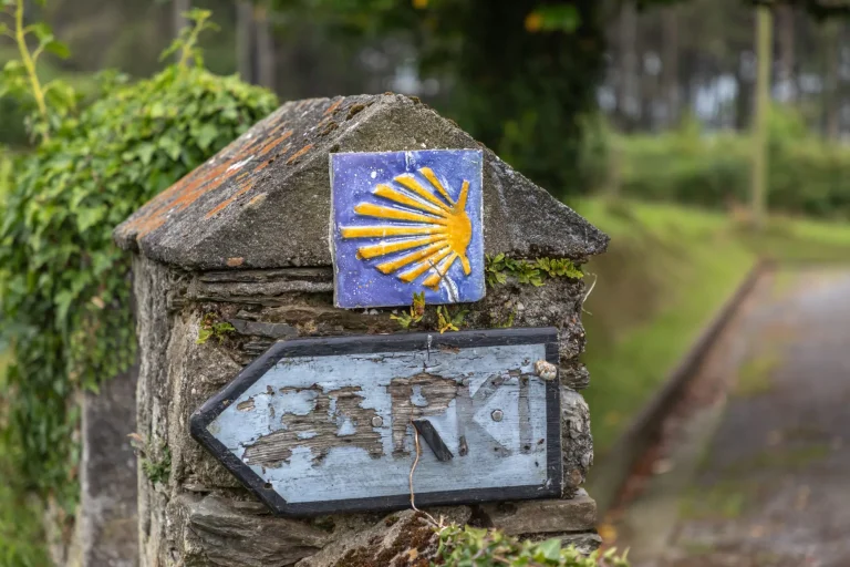 os sinais das Vieiras Antigas, que conduzem o caminho do peregrino em direção a Santiago de Compostela, Caminho do Norte