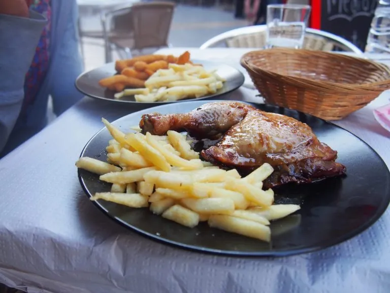 Typisches Abendessen in Spanien, Camino de Santiago, Jakobsweg, Reise von Mansilla de las Mulas nach Leon, Französischer Weg, Spanien