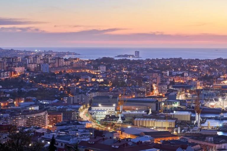 Vy vid solnedgången över staden Vigo i Galicien, Spanien.